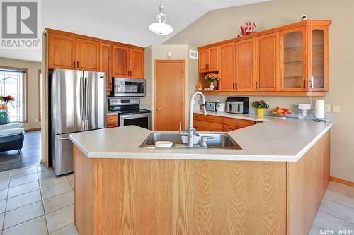 431 Guenter Bay, Saskatoon, SK - Indoor Photo Showing Kitchen With Double Sink