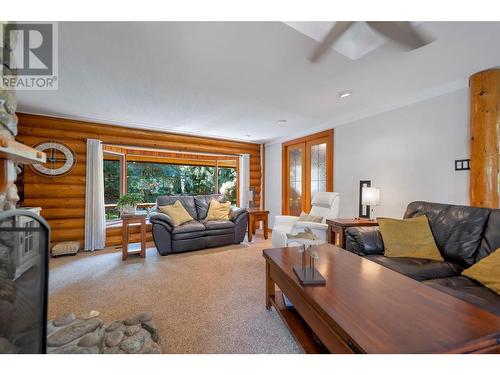 2726 Tranquil Place, Blind Bay, BC - Indoor Photo Showing Living Room