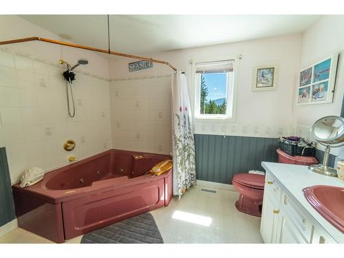 552 Wellspring Road, Creston, BC - Indoor Photo Showing Bathroom