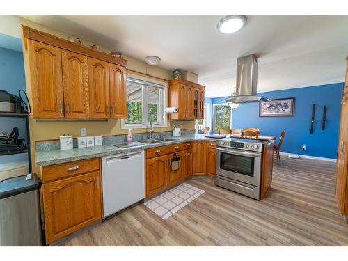 552 Wellspring Road, Creston, BC - Indoor Photo Showing Kitchen With Double Sink