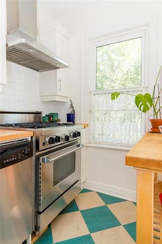 462 Charlton Avenue W, Hamilton, ON - Indoor Photo Showing Kitchen