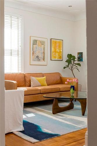 462 Charlton Avenue W, Hamilton, ON - Indoor Photo Showing Living Room