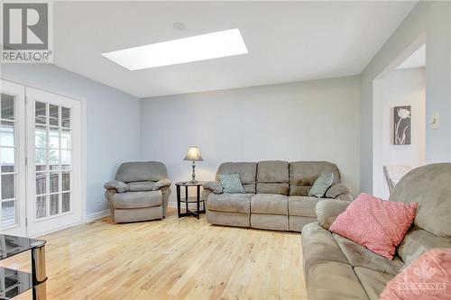 106 Martin Street, Richmond, ON - Indoor Photo Showing Living Room