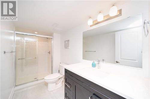 614 Kenabeek Terrace, Ottawa, ON - Indoor Photo Showing Bathroom