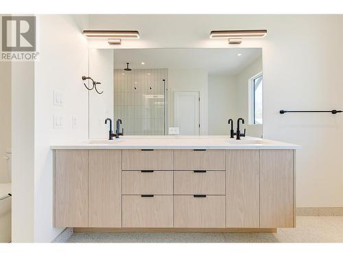 857 Kinnear Court, Kelowna, BC - Indoor Photo Showing Bathroom