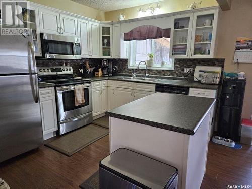 67 Betts Avenue, Yorkton, SK - Indoor Photo Showing Kitchen With Double Sink
