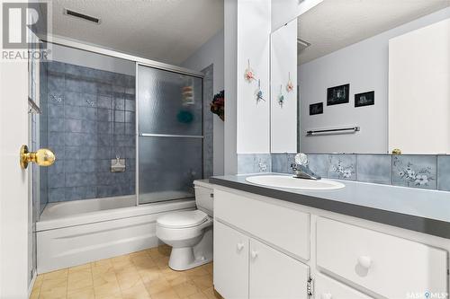 2214 Assiniboine Avenue E, Regina, SK - Indoor Photo Showing Bathroom
