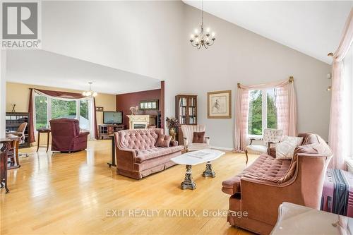 9 Landriault Street, Prescott And Russell, ON - Indoor Photo Showing Living Room