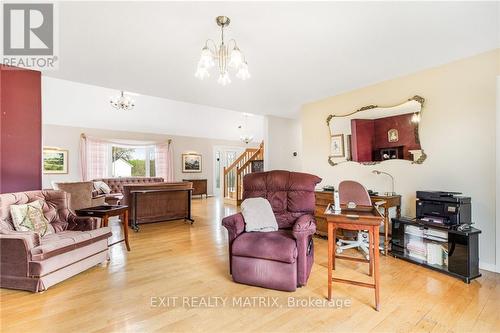 9 Landriault Street, Prescott And Russell, ON - Indoor Photo Showing Living Room