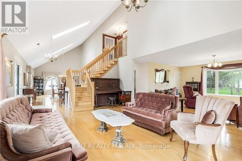 9 Landriault Street, Prescott And Russell, ON - Indoor Photo Showing Living Room