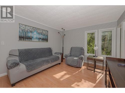 8 Old Town Road, Sicamous, BC - Indoor Photo Showing Living Room
