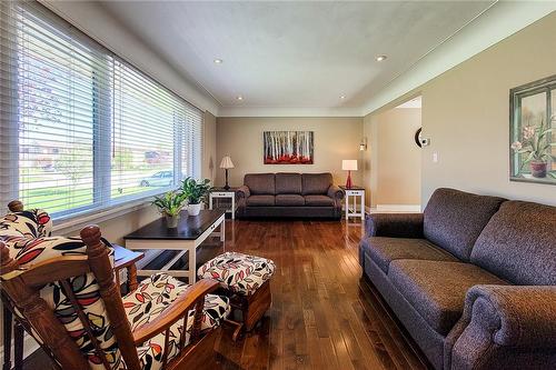 210 Winona Road, Stoney Creek, ON - Indoor Photo Showing Living Room
