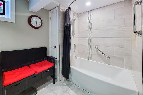 210 Winona Road, Stoney Creek, ON - Indoor Photo Showing Bathroom