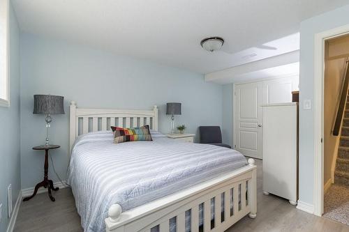8 Carmichael Trail, Ancaster, ON - Indoor Photo Showing Bedroom