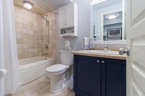 8 Carmichael Trail, Ancaster, ON - Indoor Photo Showing Bathroom
