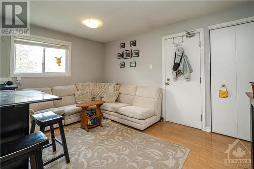 Upper unit - 146 Rothesay Drive, Kanata, ON - Indoor Photo Showing Living Room