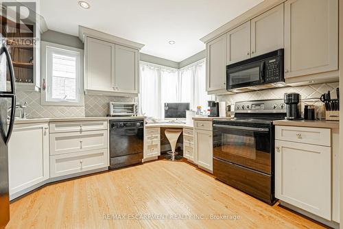 135 Haddon Avenue, Hamilton, ON - Indoor Photo Showing Kitchen