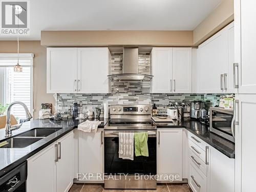 32 - 7 Sirente Drive E, Hamilton, ON - Indoor Photo Showing Kitchen With Double Sink With Upgraded Kitchen
