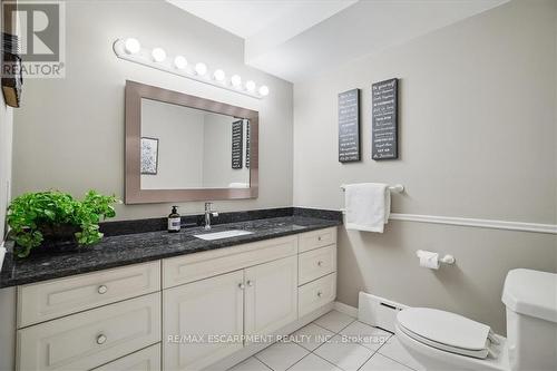 25 Orchard Parkway, Grimsby, ON - Indoor Photo Showing Bathroom