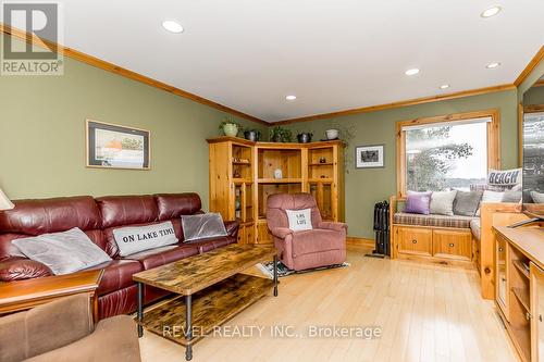 8 Willow Drive, Tiny, ON - Indoor Photo Showing Living Room