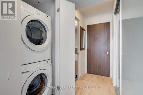 604 - 560 King Street W, Toronto C01, ON - Indoor Photo Showing Laundry Room