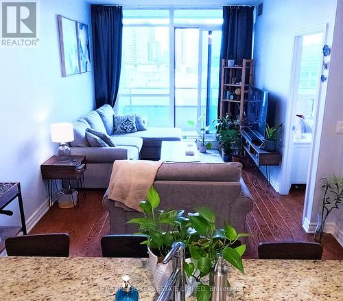 239 - 2885 Bayview Avenue, Toronto, ON - Indoor Photo Showing Living Room