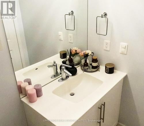 239 - 2885 Bayview Avenue, Toronto, ON - Indoor Photo Showing Bathroom