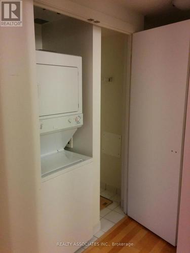 2210 - 33 Charles Street E, Toronto, ON - Indoor Photo Showing Laundry Room