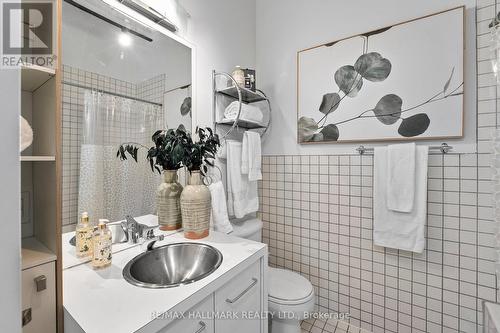 204 - 326 Carlaw Avenue, Toronto, ON - Indoor Photo Showing Bathroom