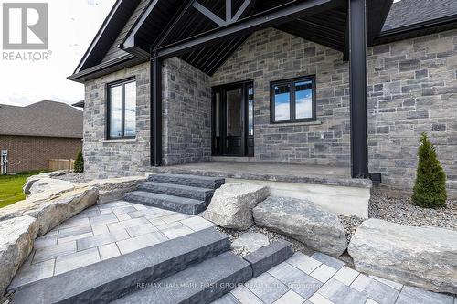 121 Gilson Street, Kawartha Lakes, ON - Indoor Photo Showing Kitchen With Upgraded Kitchen