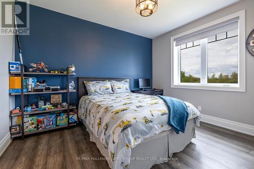 121 Gilson Street, Kawartha Lakes, ON - Indoor Photo Showing Living Room