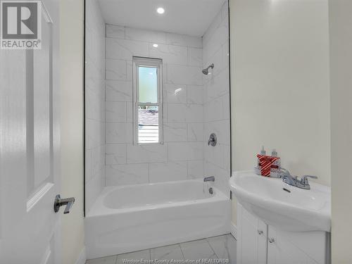 627 Assumption Street, Windsor, ON - Indoor Photo Showing Bathroom