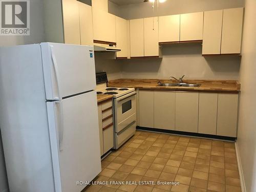 303 - 552 Dundas Street E, Whitby (Downtown Whitby), ON - Indoor Photo Showing Kitchen With Double Sink