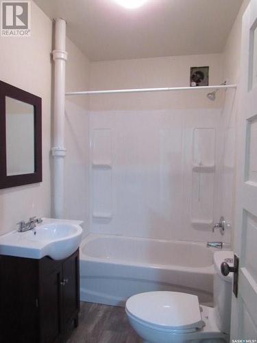 320 V Avenue S, Saskatoon, SK - Indoor Photo Showing Bathroom