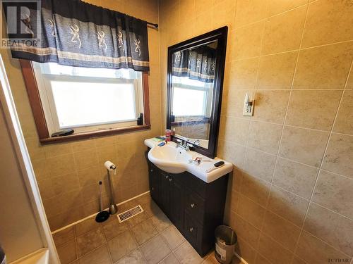 409 Smith St, Iroquois Falls, ON - Indoor Photo Showing Bathroom