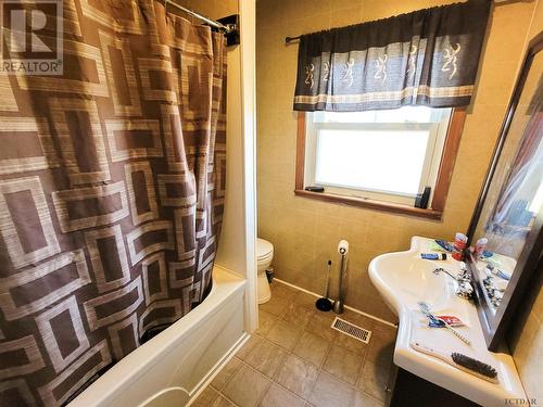 409 Smith St, Iroquois Falls, ON - Indoor Photo Showing Bathroom