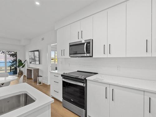 206-3434 Mckinley Beach Drive, Kelowna, BC - Indoor Photo Showing Kitchen