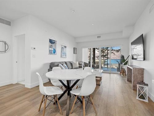 206-3434 Mckinley Beach Drive, Kelowna, BC - Indoor Photo Showing Dining Room