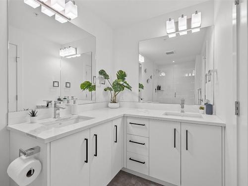 206-3434 Mckinley Beach Drive, Kelowna, BC - Indoor Photo Showing Bathroom