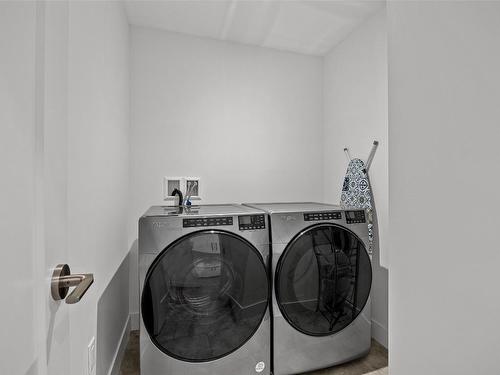 206-3434 Mckinley Beach Drive, Kelowna, BC - Indoor Photo Showing Laundry Room