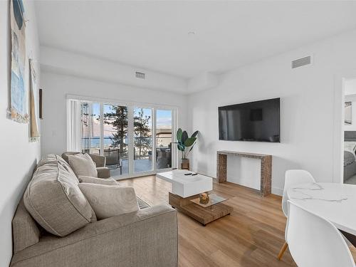 206-3434 Mckinley Beach Drive, Kelowna, BC - Indoor Photo Showing Living Room