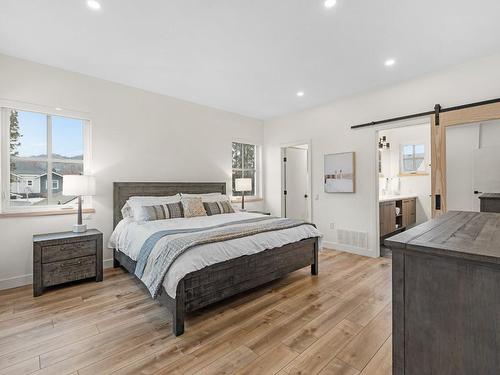 2-1053 Martin Avenue, Kelowna, BC - Indoor Photo Showing Bedroom