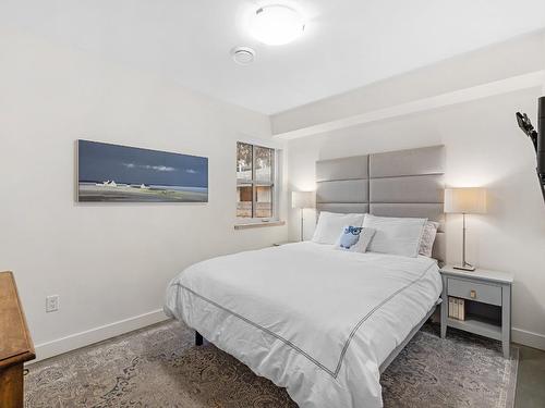 2-1053 Martin Avenue, Kelowna, BC - Indoor Photo Showing Bedroom