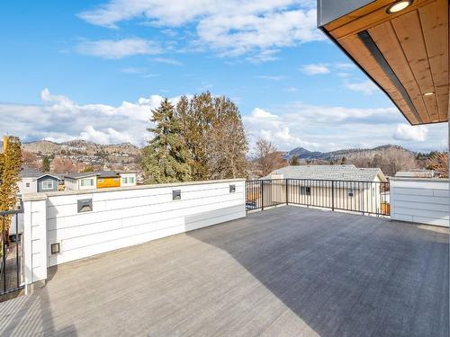 2-1053 Martin Avenue, Kelowna, BC - Outdoor With Exterior