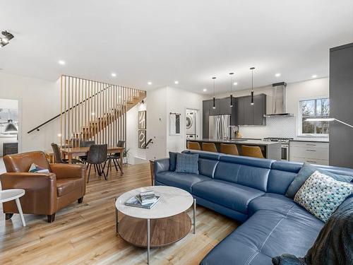 2-1053 Martin Avenue, Kelowna, BC - Indoor Photo Showing Living Room