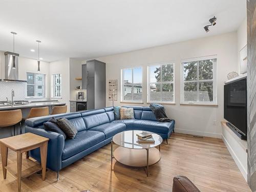 2-1053 Martin Avenue, Kelowna, BC - Indoor Photo Showing Living Room