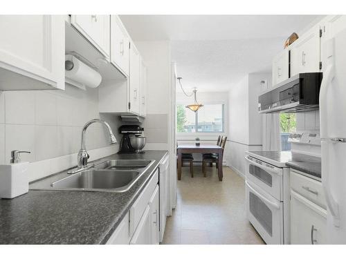 242-715 Leathead Road, Kelowna, BC - Indoor Photo Showing Kitchen With Double Sink