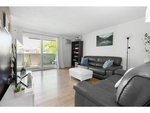 242-715 Leathead Road, Kelowna, BC - Indoor Photo Showing Living Room