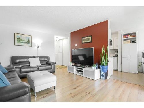 242-715 Leathead Road, Kelowna, BC - Indoor Photo Showing Living Room