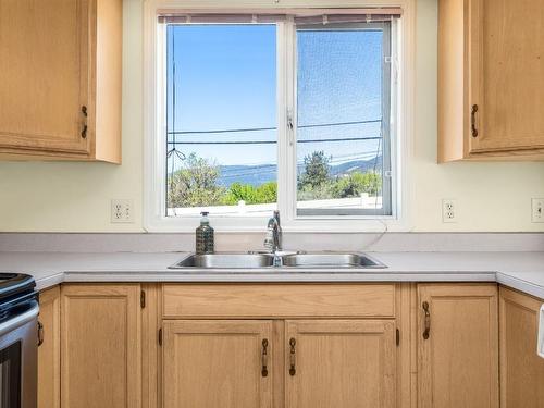 13-124 Sarsons Road, Vernon, BC - Indoor Photo Showing Kitchen With Double Sink